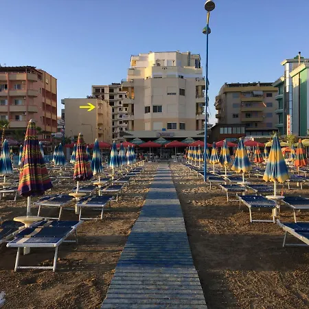 1 Bedroom With Fast Internet And Sea View Balcony In דירה *